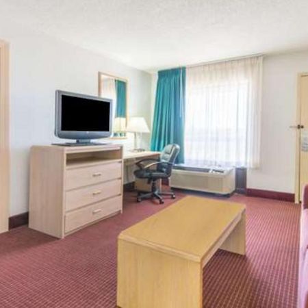 Baymont By Wyndham Topeka Bagian luar foto