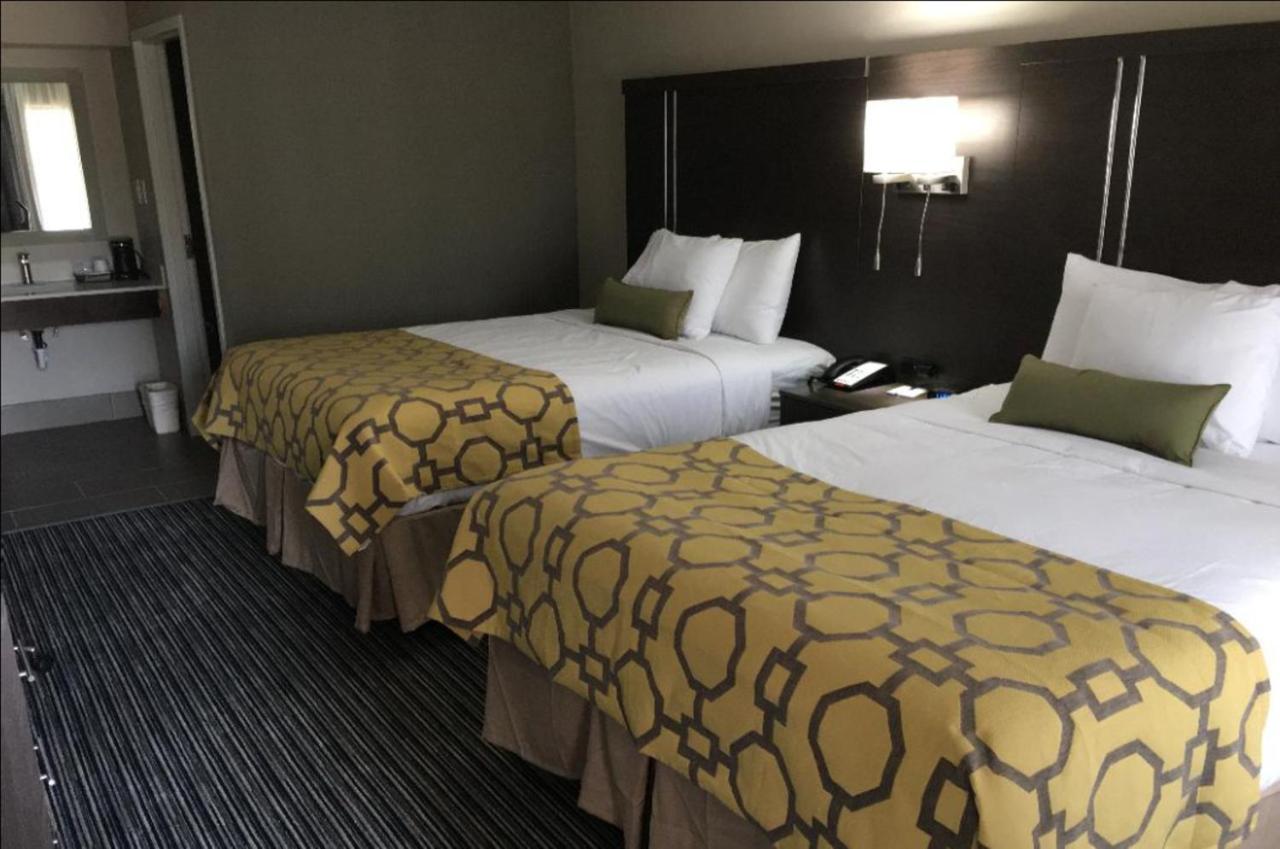 Baymont By Wyndham Topeka Bagian luar foto