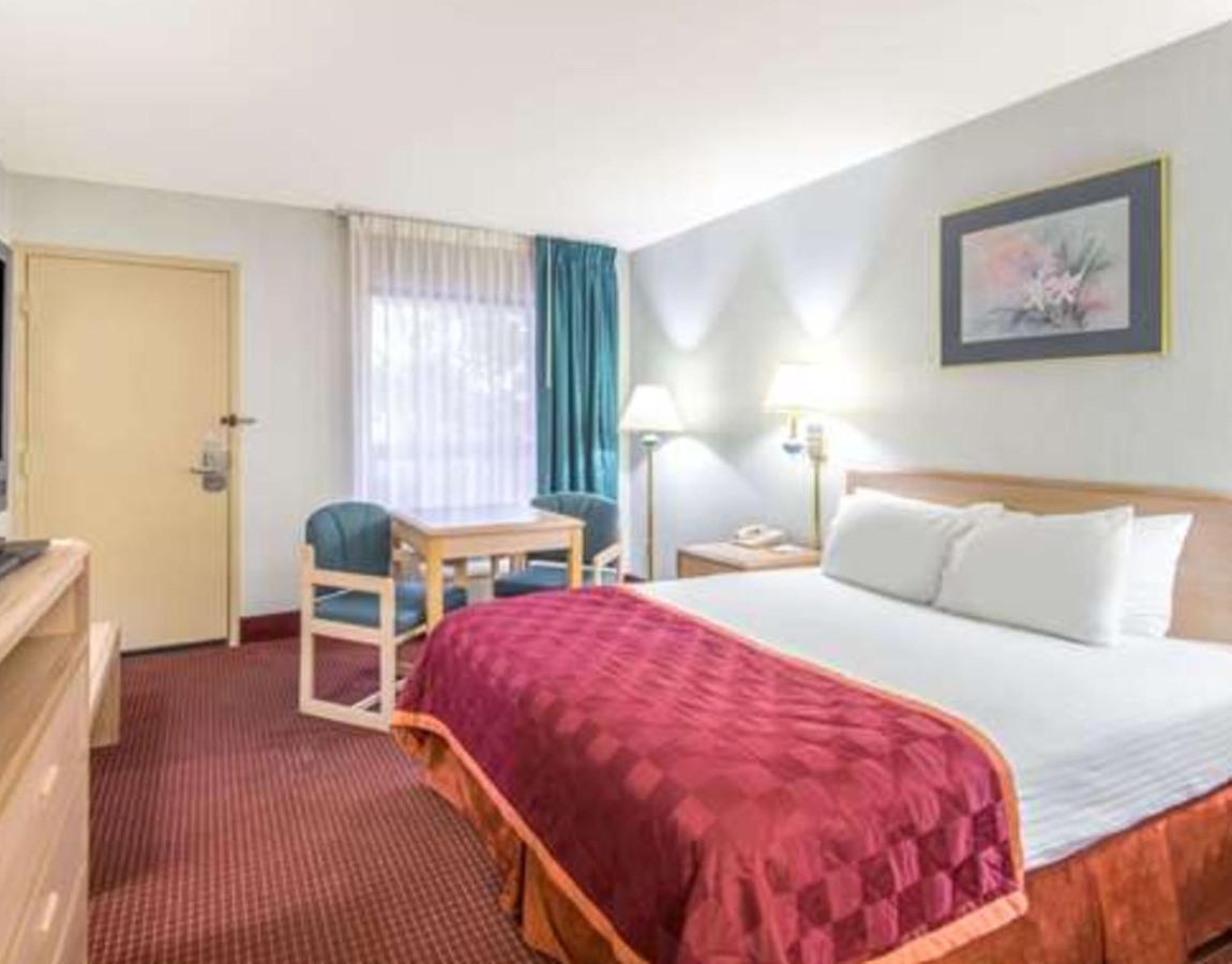 Baymont By Wyndham Topeka Bagian luar foto