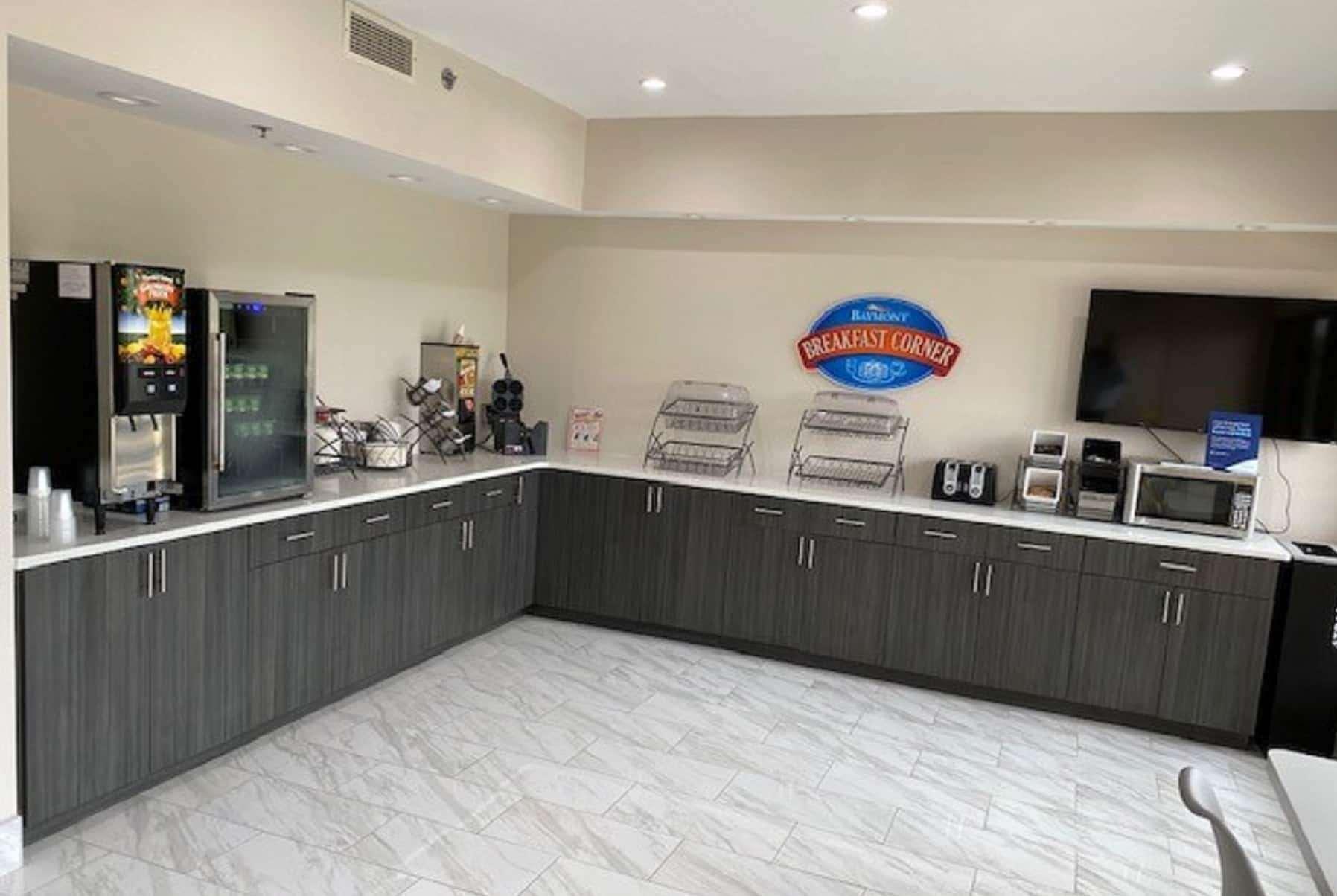 Baymont By Wyndham Topeka Bagian luar foto