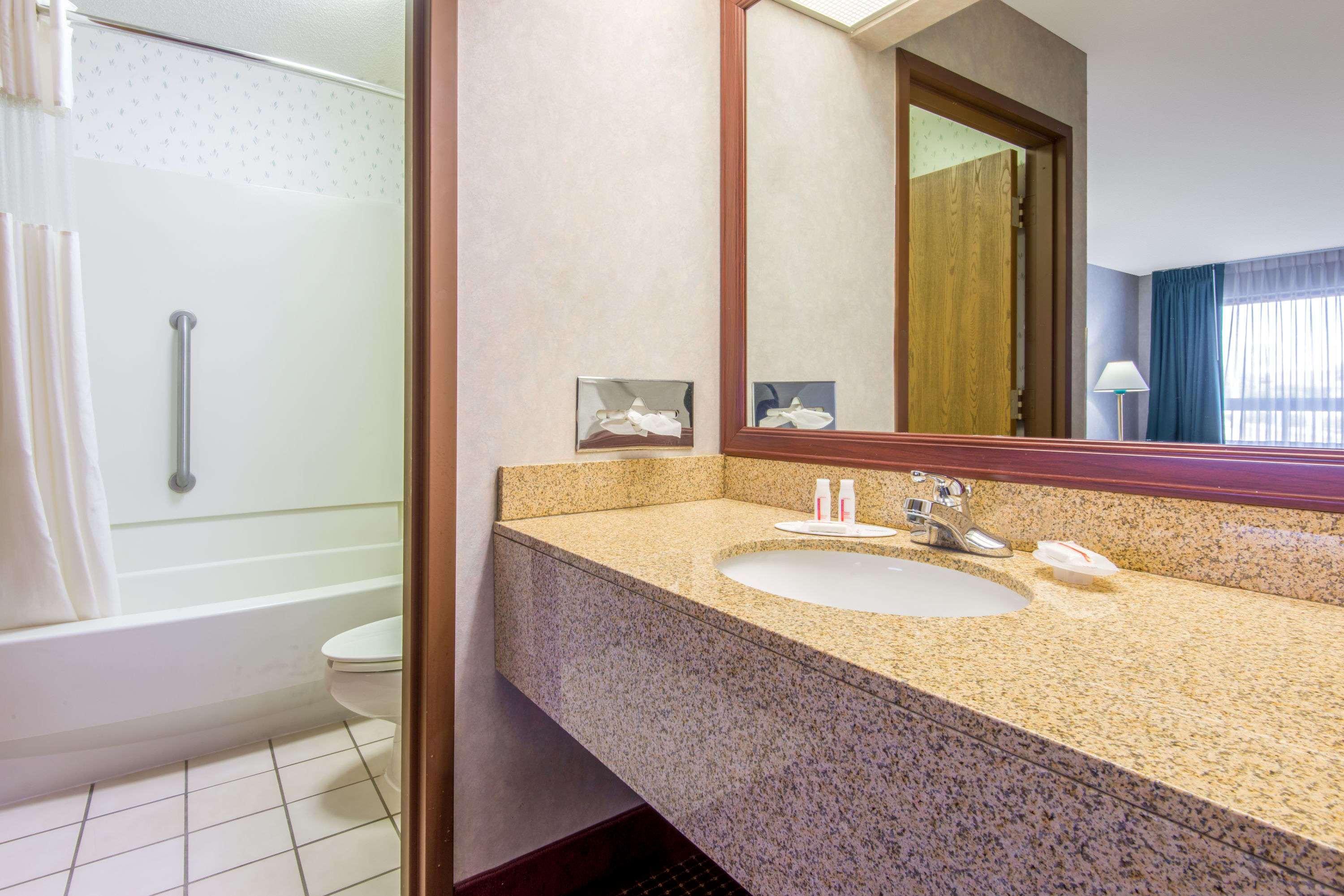 Baymont By Wyndham Topeka Bagian luar foto