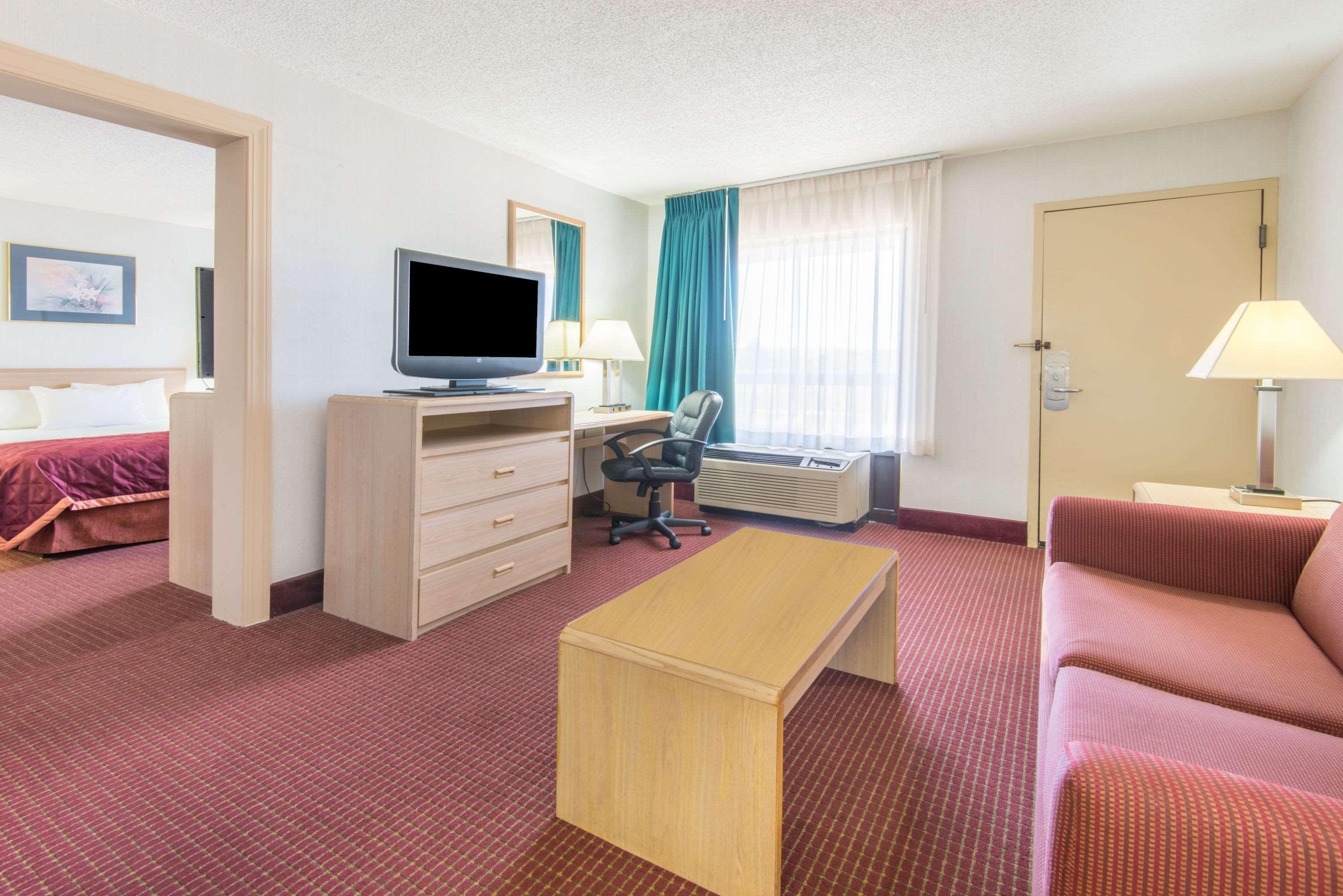 Baymont By Wyndham Topeka Bagian luar foto