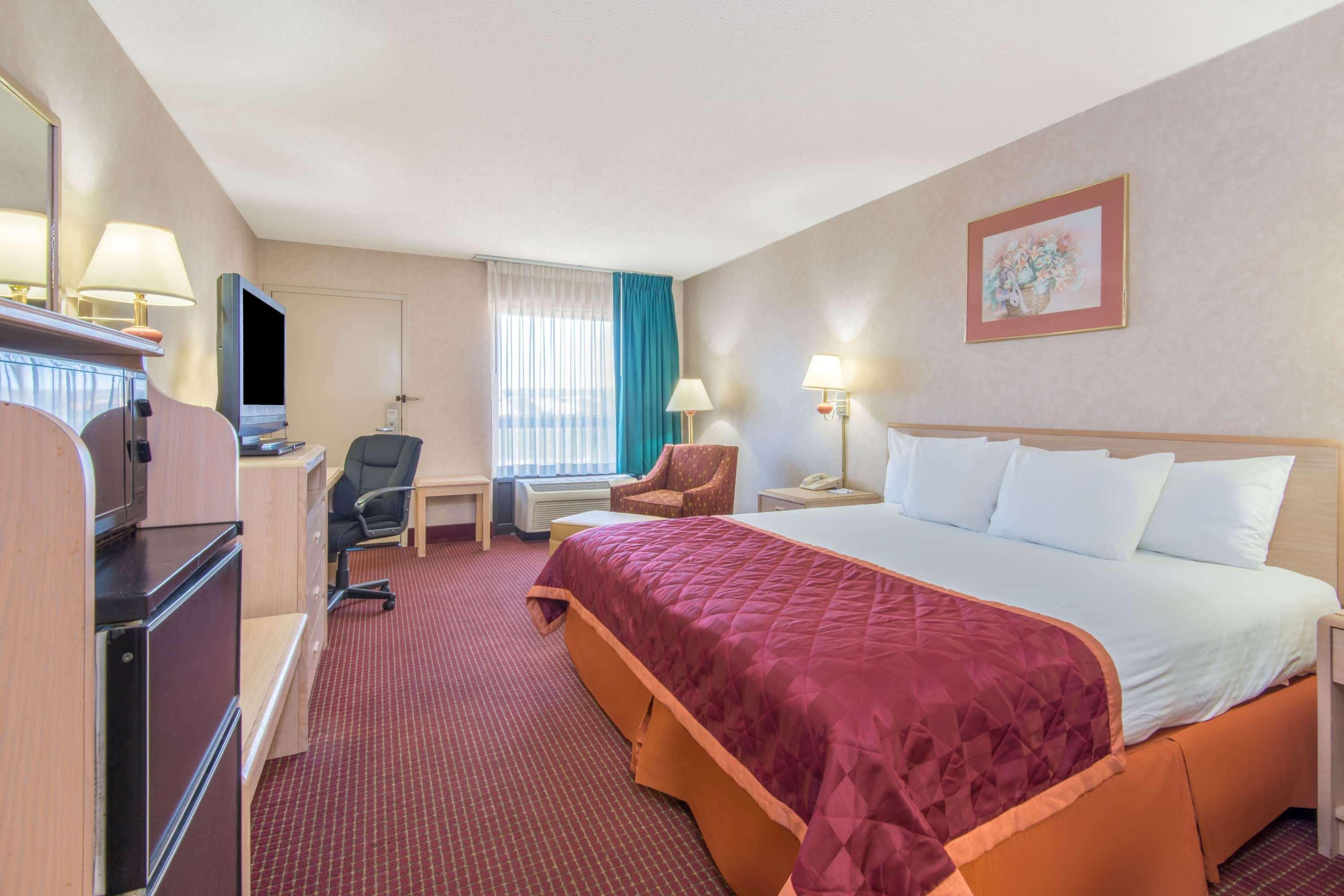 Baymont By Wyndham Topeka Bagian luar foto