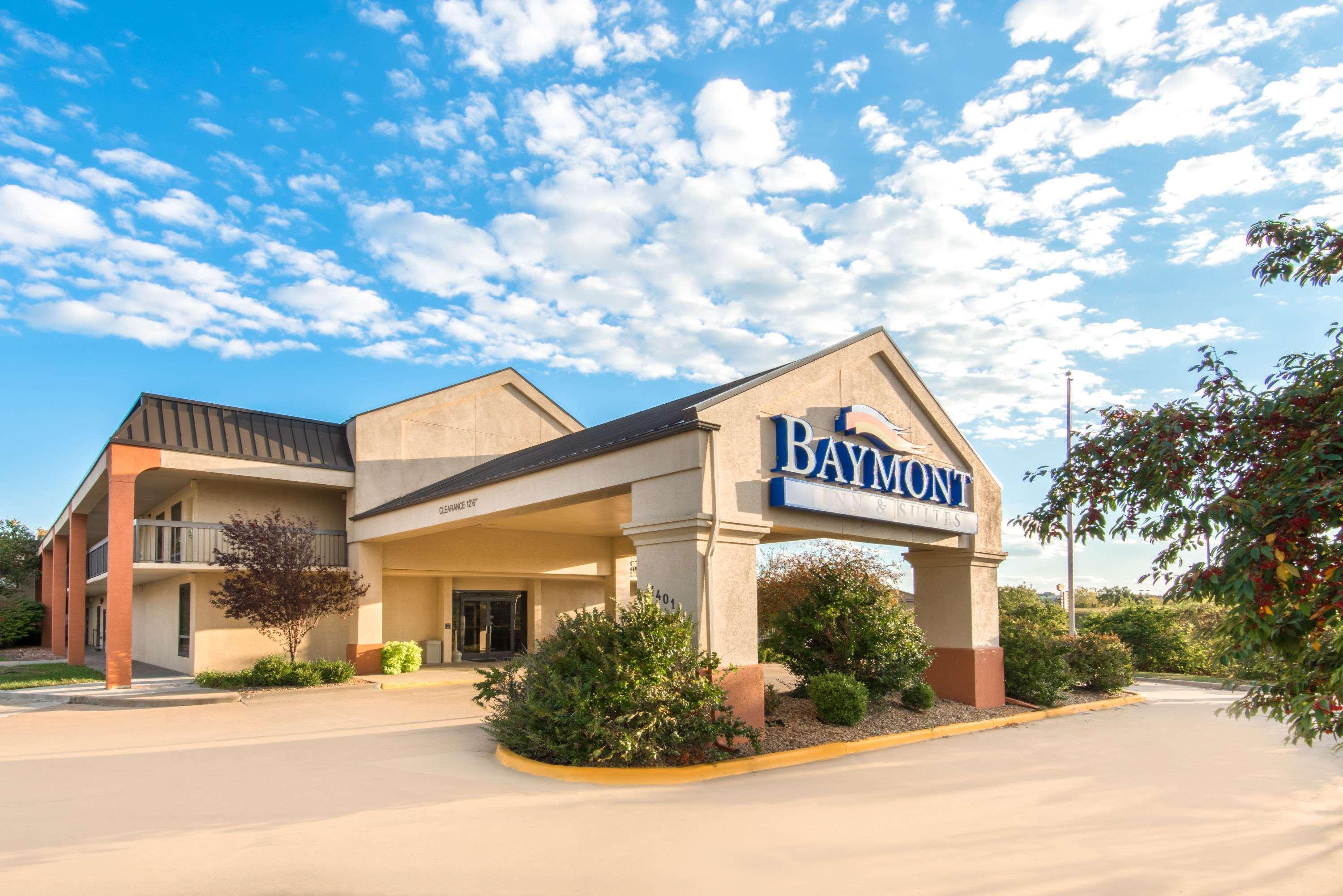 Baymont By Wyndham Topeka Bagian luar foto