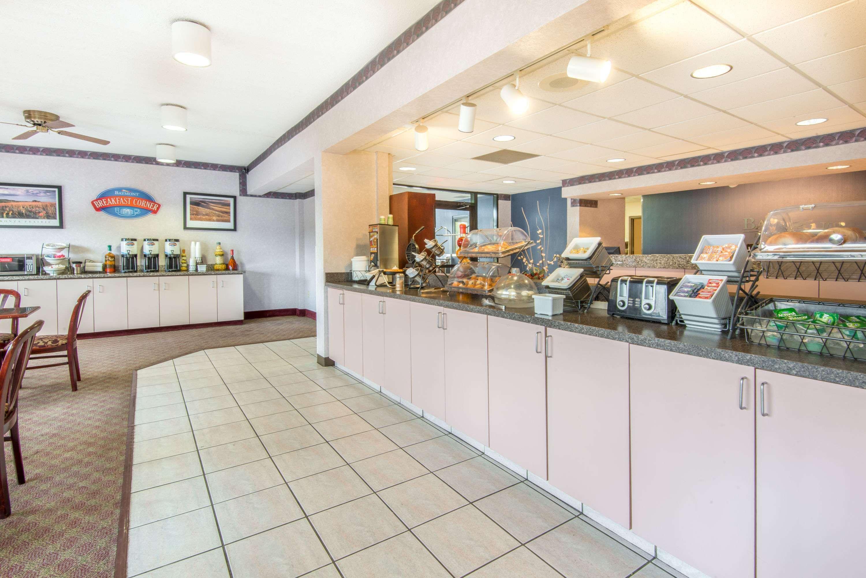 Baymont By Wyndham Topeka Bagian luar foto