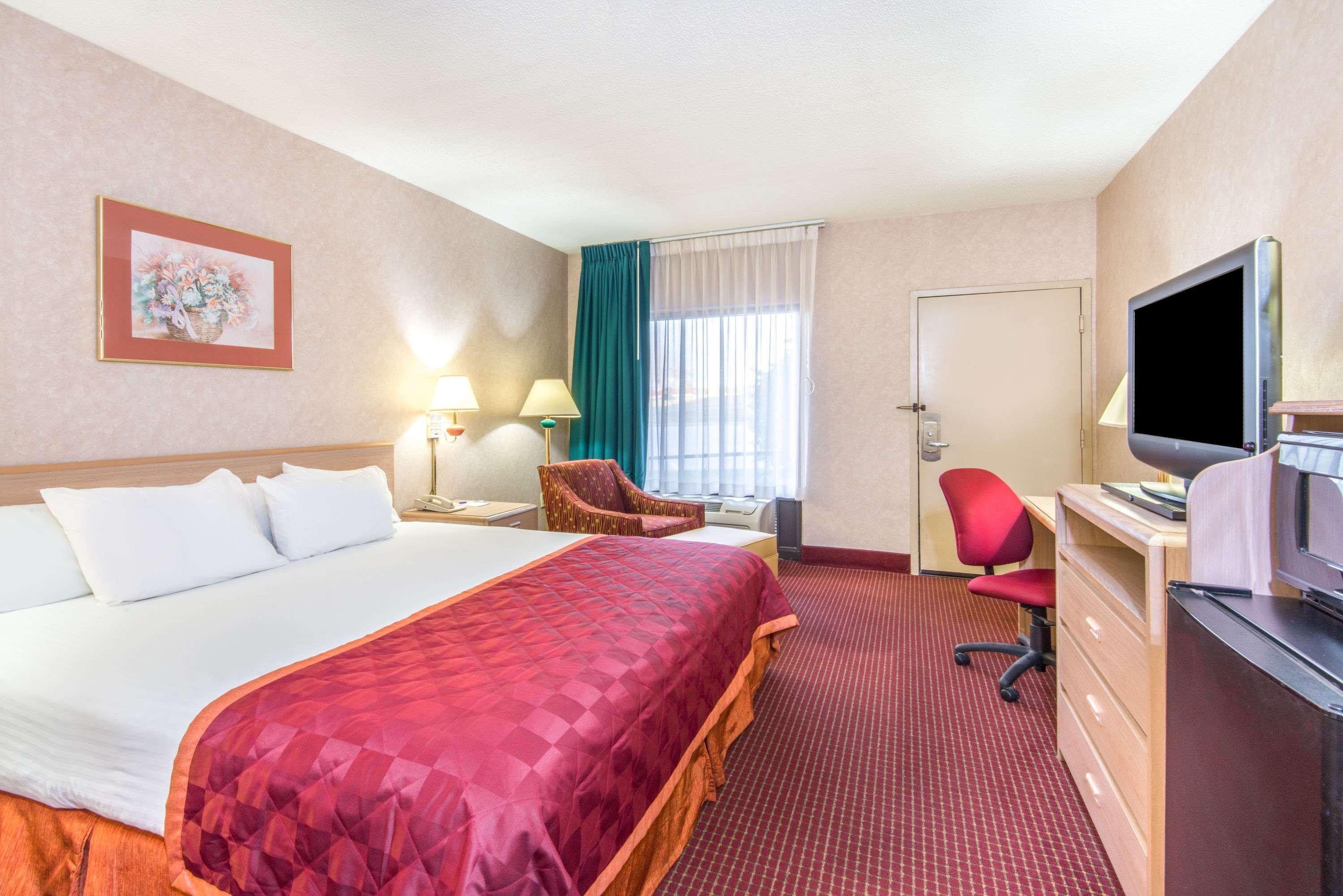 Baymont By Wyndham Topeka Bagian luar foto