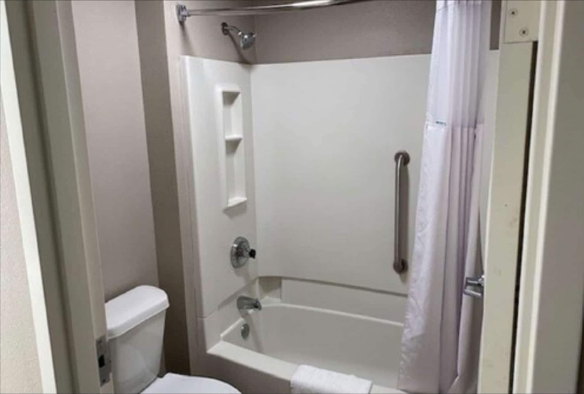 Baymont By Wyndham Topeka Bagian luar foto
