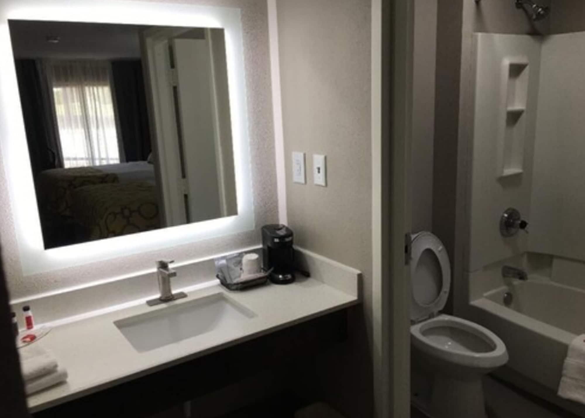 Baymont By Wyndham Topeka Bagian luar foto