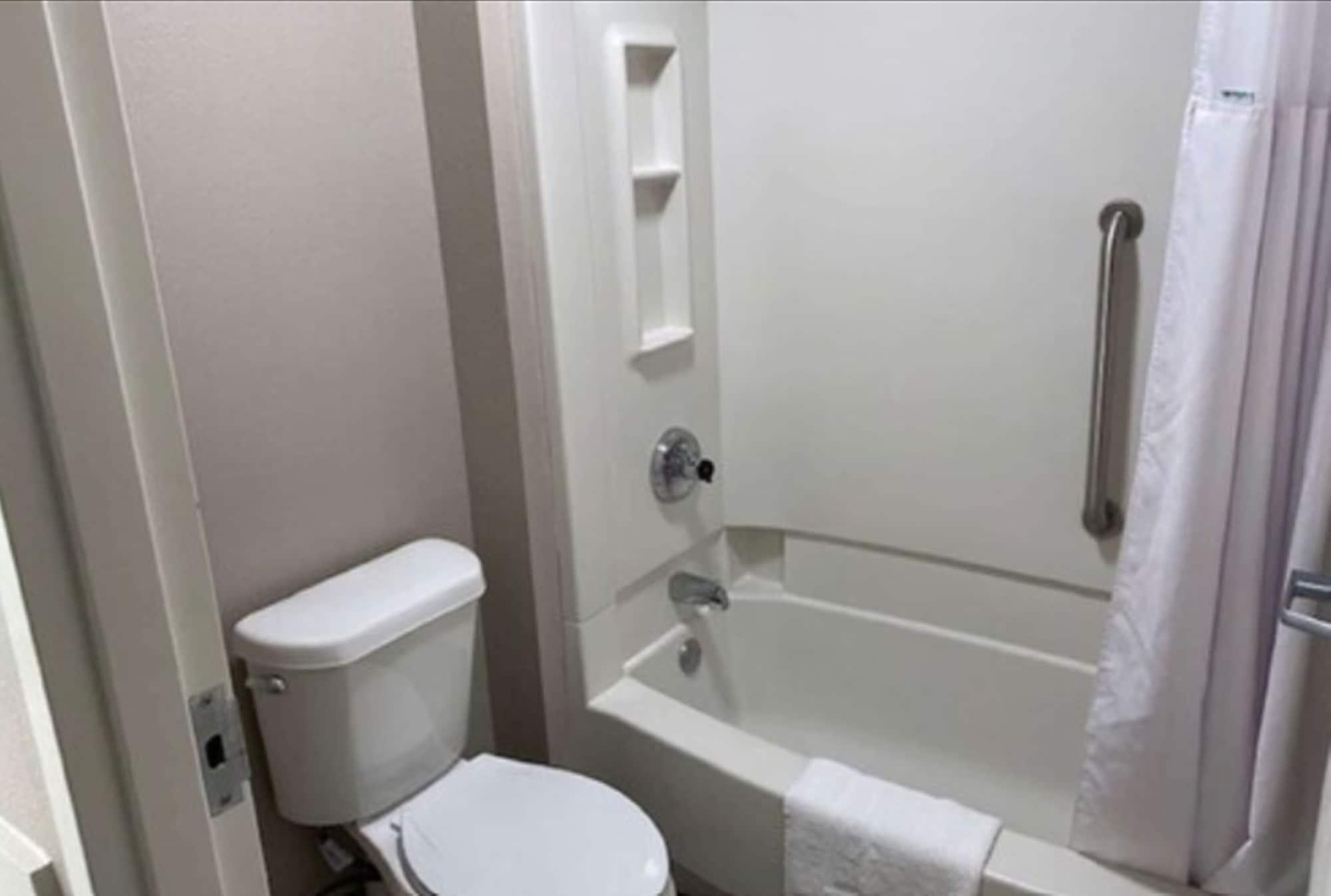 Baymont By Wyndham Topeka Bagian luar foto