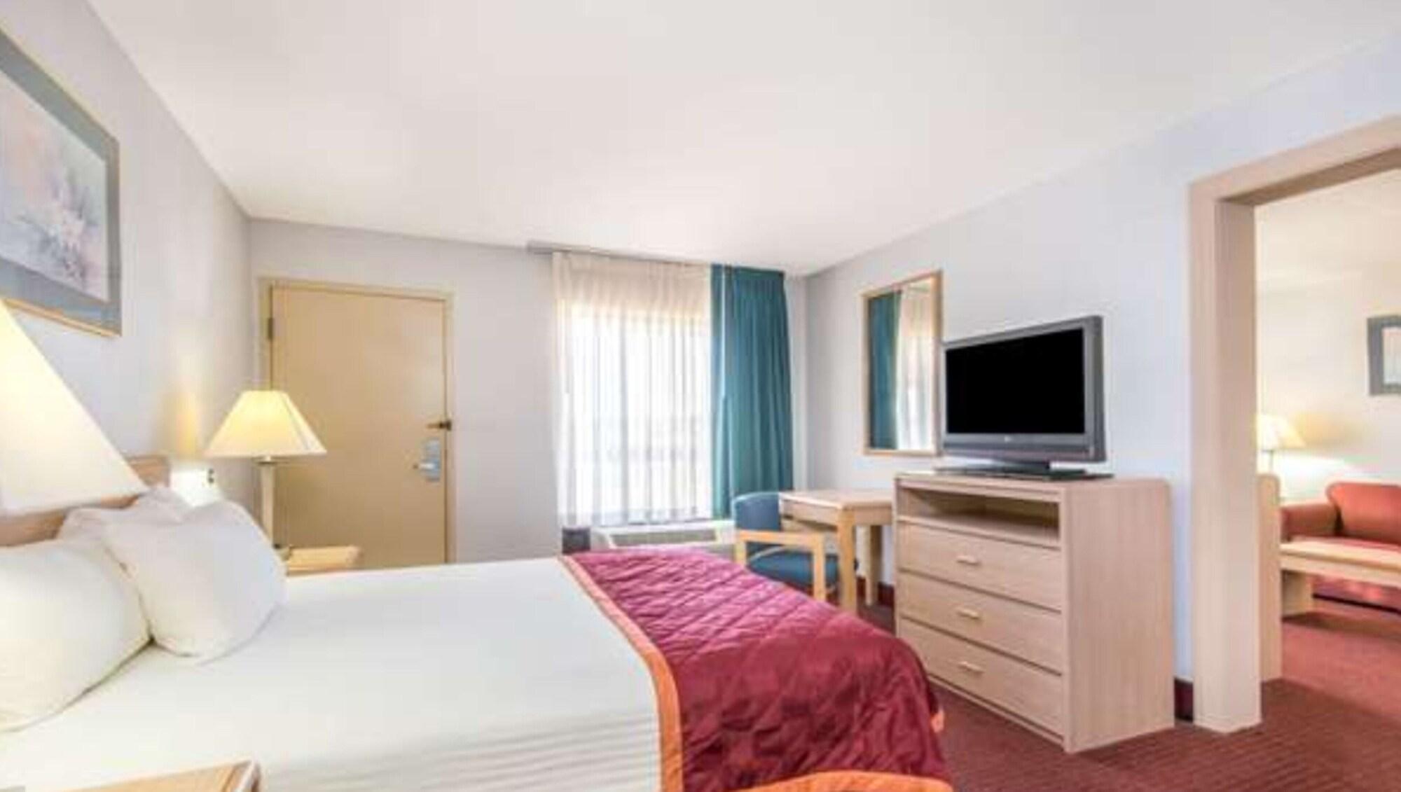 Baymont By Wyndham Topeka Bagian luar foto