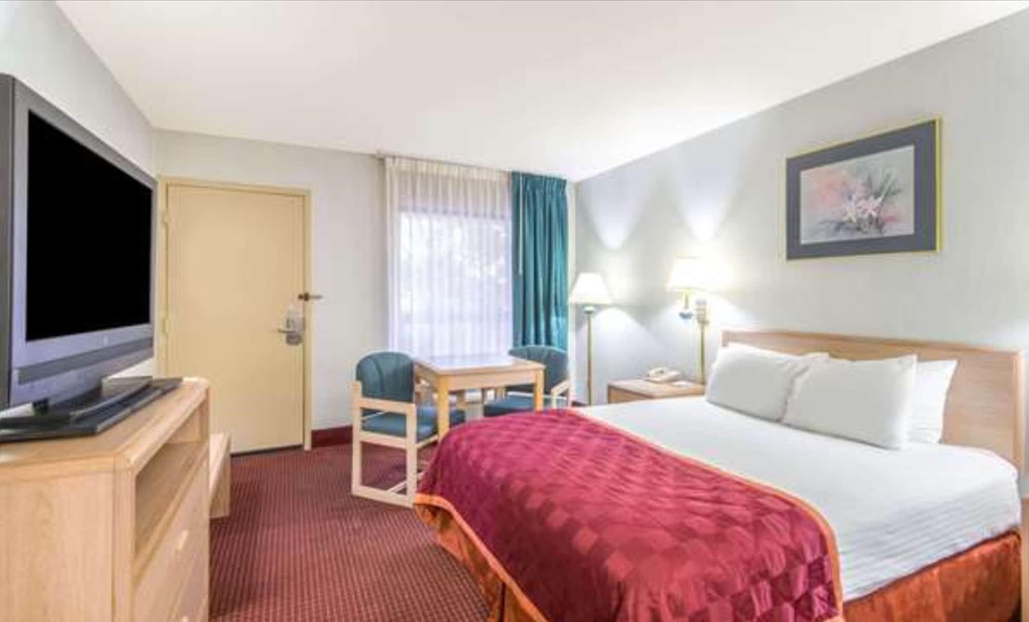 Baymont By Wyndham Topeka Bagian luar foto